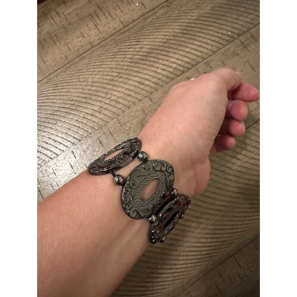 Vintage Y2K Gunmetal Filigree Stretch Bracelet‎ – Ornate Oval Scrollwork Cuff